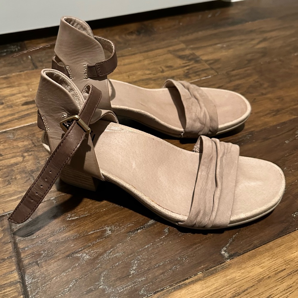 New w/o box Earth sandal tan cream size 7.5